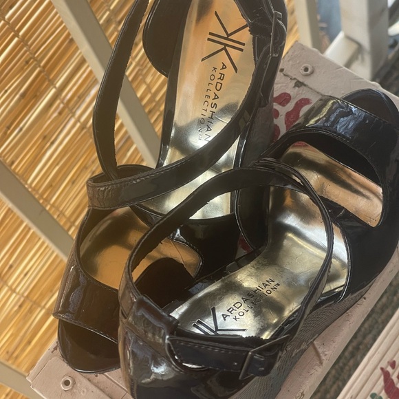 Kardashian Kollection ‘Paparazzi’ black patent/blue snakeskin platforms, size 7 - Picture 3 of 5